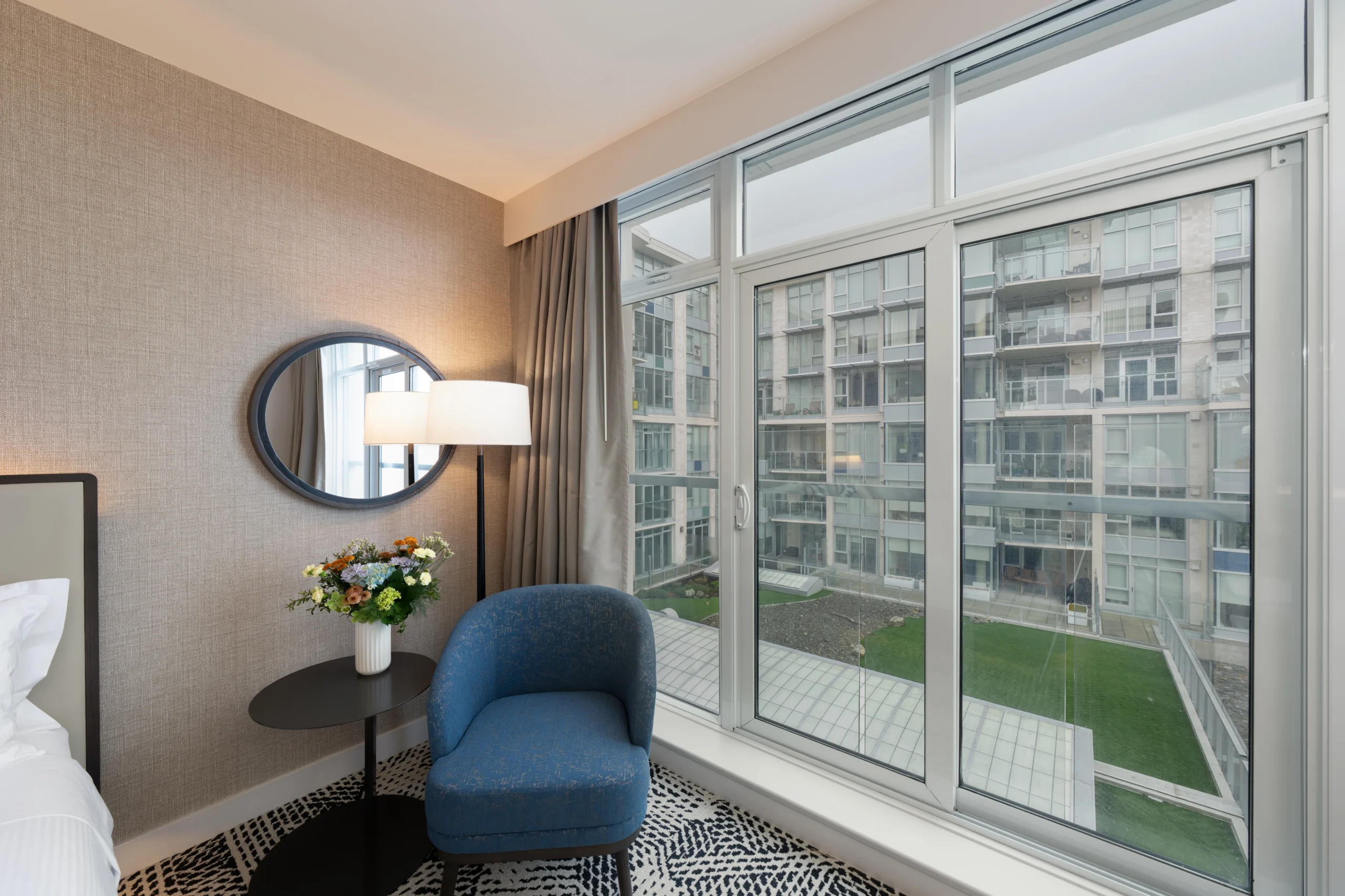 Courtyard-accessible-king-thesidneypierhotelandsparoomsaftercosmeticupgrades-20